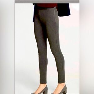 KHAKI ANN TAYLOR ankle ankle pant with side zip . Seamless front . 26’5 inseam .